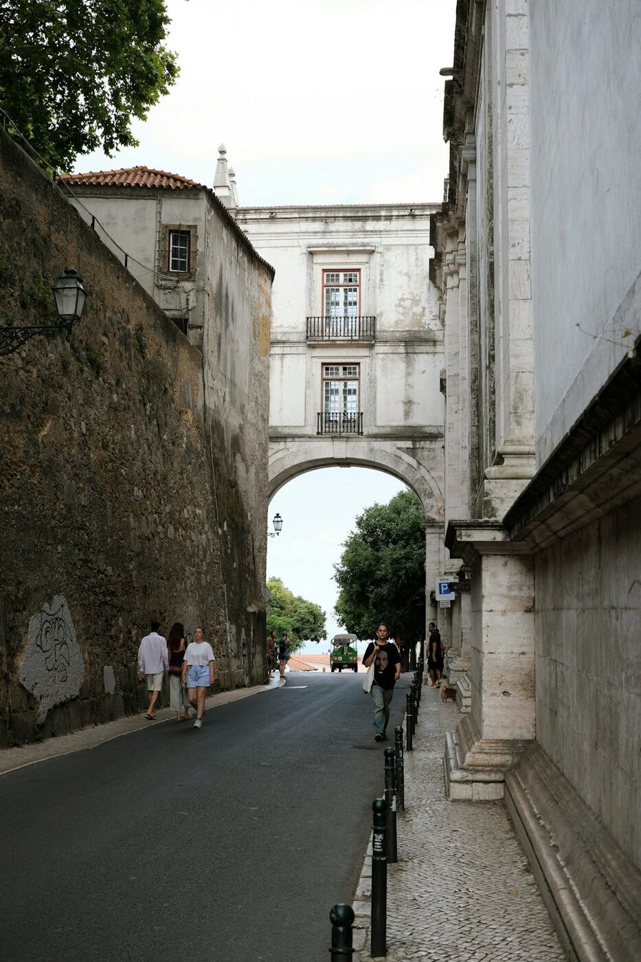 Pessoas a explorar uma cidade portuguesa